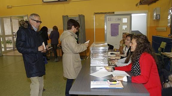 Un hombre y una mujer se disponen a votar en el colegio Sofía Tartilán de Palencia.