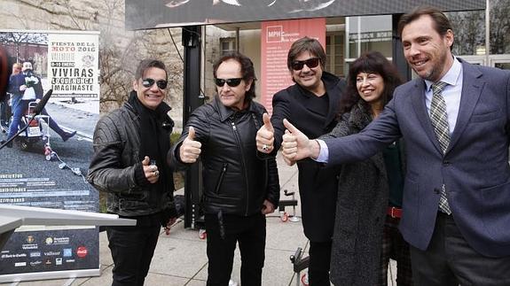De izquierda a derecha, Andreu Muntaner (Trogloditas), Johnny Burning (Burning), Javier Andreu (La Frontera), Ana Redondo y Óscar Puente, junto al cartel oficial de la Fiesta de la Moto. 