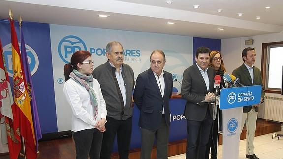 Los dirigentes del PP con los candidatos electos.