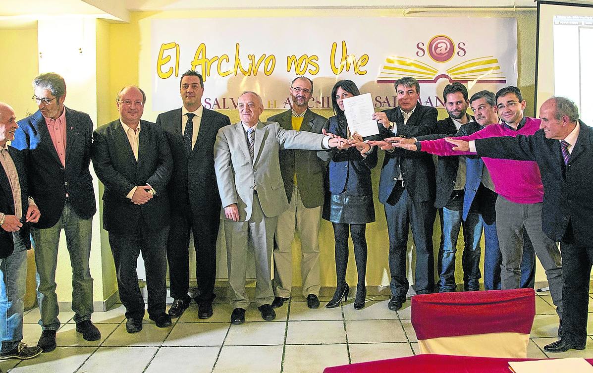 Acto simbólico de apoyo de los partidos salmantinos al manifiesto de la asociación Salvar el Archivo. 