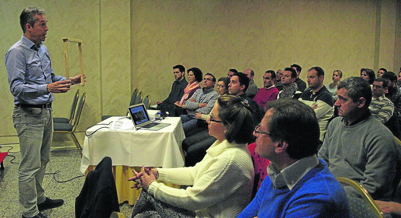Un momento de la presentación del cuadro, por parte del representante de la empresa, ante varios apicultores de la provincia. 