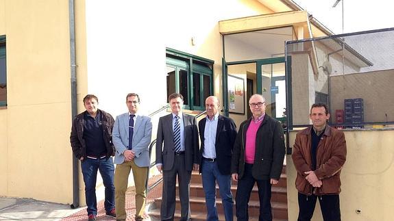 Representantes municipales y provinciales, en la inauguración del restaurado centro social de Jemenuño. 