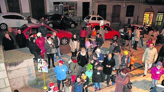 La zona del ábside de San Gil acogió ayer una fiesta de Navidad organizada por la Hermandad de Jesús Nazareno de Béjar.