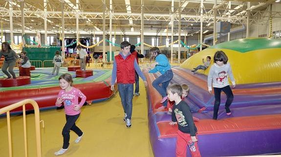 Los niños juegan en los hinchables instalados en la Feria de Valladolid. 