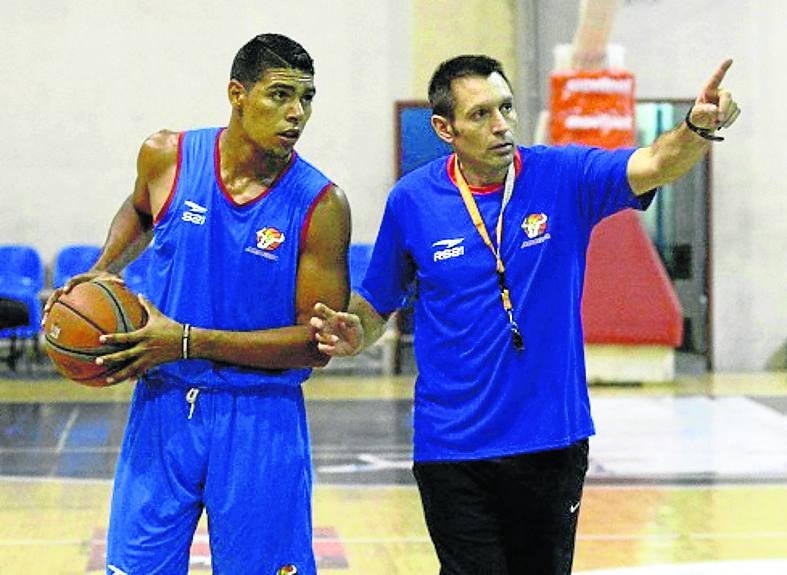 Nacho Lezcano, técnico del Toros de Aragua venezolano, el pasado sábado durante el entrenamiento con su equipo. 