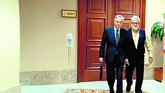 Fotograma de un vídeo grabado ayer por la mañana en el que el diputado electo por Segovia sale de tramitar su credencial. 
