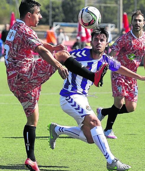 Piojo controla un balón en el duelo ante el Valladolid B y el CDGuijuelo.