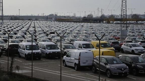 Explanada de vehículos de Renault situada junto a las factorías de la multinacional automovilística en Valladolid, en la denominada, zona de entregas de Recsa, a la que llegan los modelos que posteriormente se distribuyen por España.