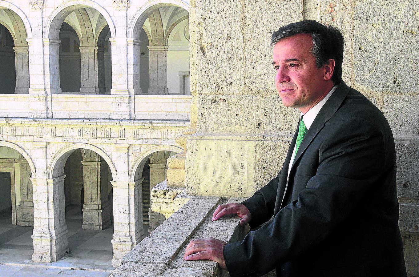 José Ramón Alonso Peña, en el claustro del Monasterio de Nuestra Señora del Prado en 2012, donde ocupó la pasada legislatura el despacho de la Dirección General de Políticas Cuturales de la Junta. 