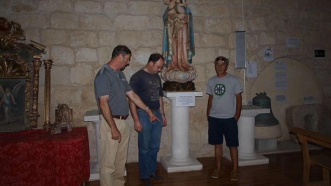 Luis Romo, presidente de la Asociación, José Ignacio Bueno, Párroco de Castromonte y Ángel Santos, en el lugar donde se cree que está la tumba