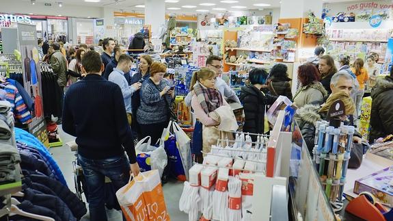 Clientes en una de las tiendas de Justo Muñoz. 