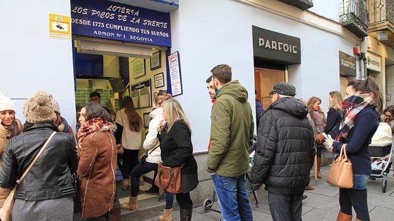 Varios clientes esperan su turno en una de las administraciones de lotería de la ciudad. 