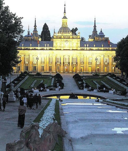 Vista del Palacio Real de La Granja desde los jardines.