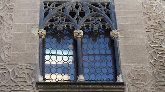 Esgrafiado en la fachada de la Casa de Cascales o de Aguilar, en la plaza Platero Oquendo. 
