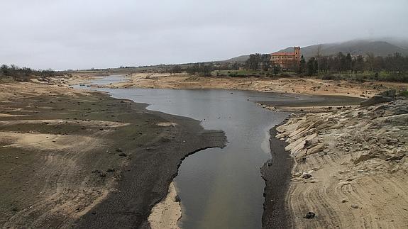 El caudal del Pontón Alto, ayer por la tarde, en el que a pesar de las últimas lluvias se nota aún la sequía sufrida en la segunda mitad de 2015. Antonio Tanarro