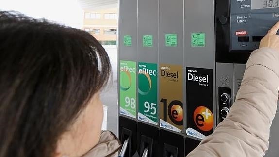 Una mujer se dispone a repostar en una gasolinera de Valladolid. / H SASTRE 