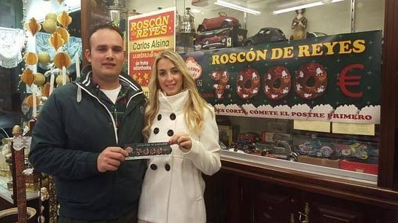 Javier y Verónica muestran el premio encontrado en el roscón.