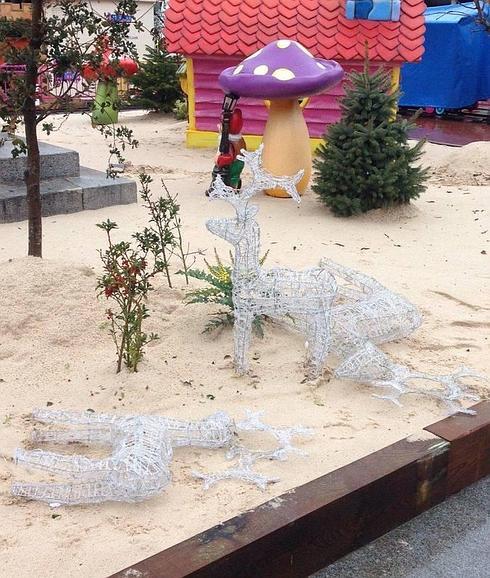 Conjunto navideño del que fue robado el reno. 