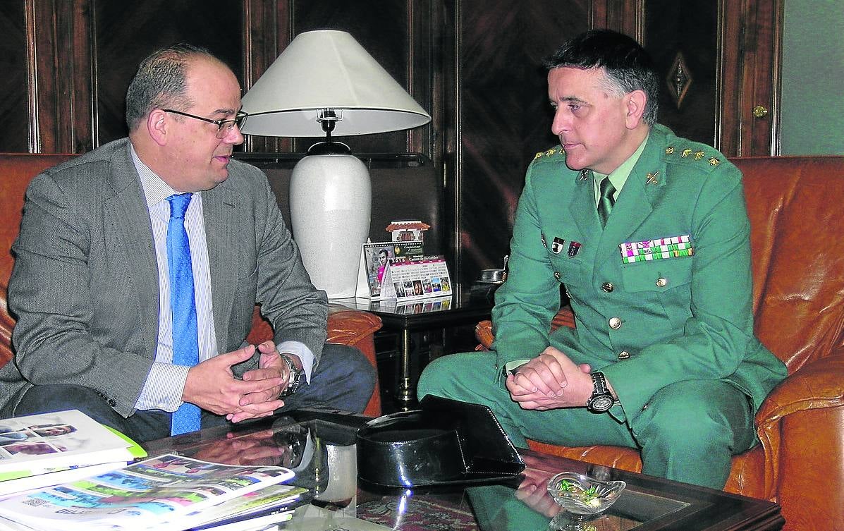 El subdelegado del Gobierno, Luis Miguel Cárcel, ayer, con el coronel Calixto Villasante.