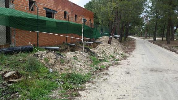 Vista de las obras paralizadas en el camping del monte El Cantosal de Coca. 