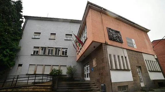 Las banderas ya ondean a media asta en el Ayuntamiento de Villablino.