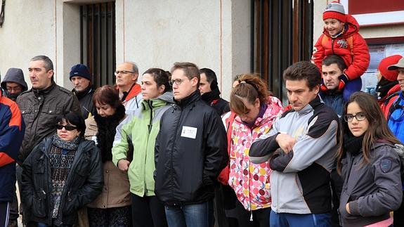 Vecinos de Torrecaballeros guardan un minuto de silencio. 