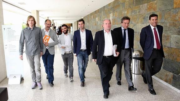 Pablo Fernández (Podemos), Luis Fuentes y Pablo Yáñez (Ciudadanos), Luis Tudanca y JF Martín (PSOE), el consejero de la Presidencia, José Antonio de Santiago-Juárez, y Carlos F. Carriedo (PP), en las Cortes. 