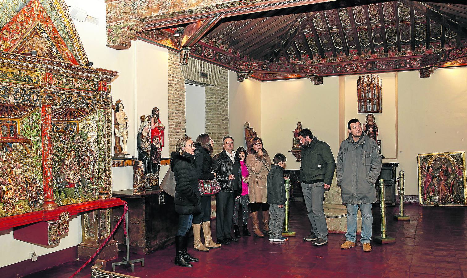 Un grupo de Asturias y de Palencia recorren la primera sala del Museo Diocesano el pasado jueves.
