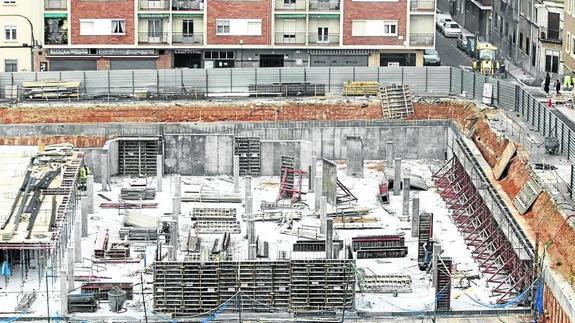 Vista panorámica de las obras de construcción del aparcamiento de Garrido.