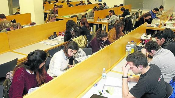 Numerosos jóvenes estudian en la biblioteca del campus universitario de La Yutera.