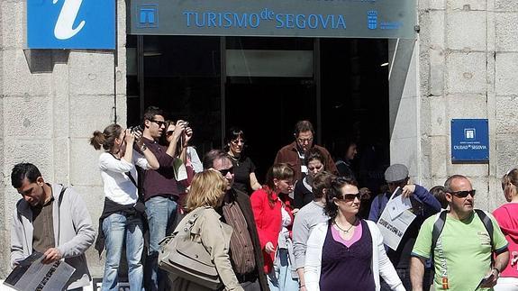 Entrada y salida de visitantes en el Centro de Recepción del Azoguejo. 