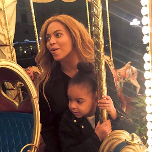 Beyoncé con su hija Blue Ivy en un carrusel.