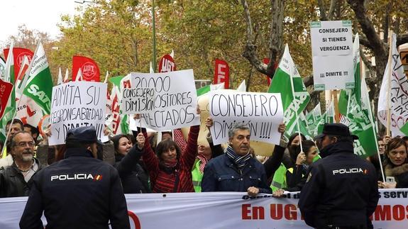 Protesta de afectados por la congelación de las oposiciones de enfermería en noviembre.