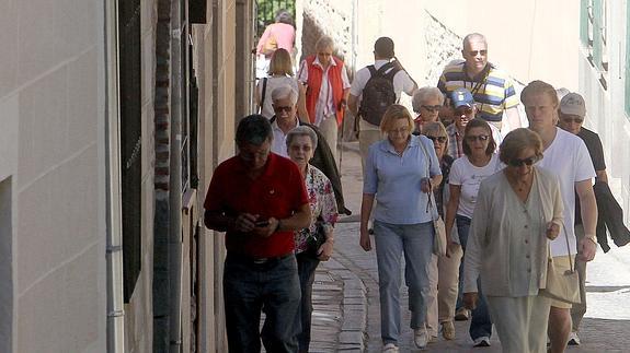Turistas pasean por la calle Daoiz de la ciudad. 