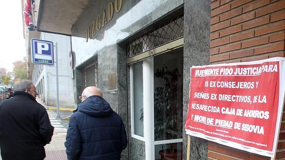 Pancarta en el Juzgado número 5 colocada por un exempleado de Caja Segovia, durante una de las jornadas de declaraciones. De Torre