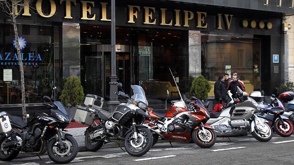 Motos aparcadas en un hotel de la capital.