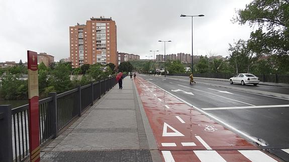 Carril bici en el puente de Arturo Eyries.