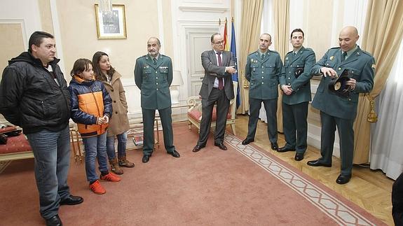 Nino, con sus padres, a la derecha, junto al subdelegado y los guardias civiles que le salvaron. A la derecha, Ricardo.