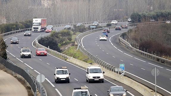 Vehículos en la autovía de Castilla (A-62), a su paso por la provincia de Palencia. 