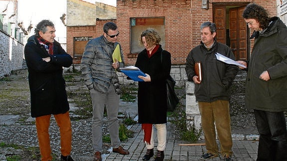 Susana Moreno, arquitecta de la Dirección Provincial de Educación, examina la documentación con representantes de la empresa y de la dirección facultativa. 