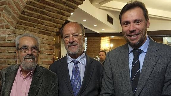 Bolaños, Javier León y Óscar Puente posan en el homenaje a Concha Velasco del restaurante La Criolla.