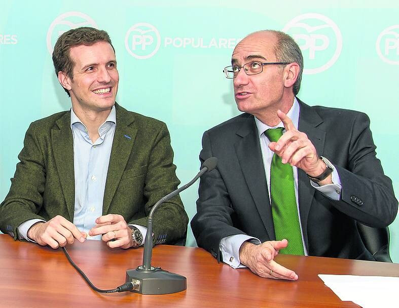 Javier Iglesias, junto a Pablo Casado en la sede del PP. 