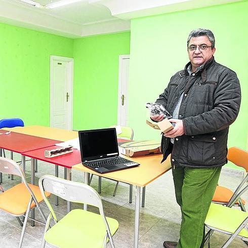 Manuel Armada en el aula que abrirá hoy sus puertas en la plaza del Mirto.