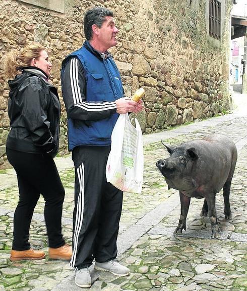 A la izquierda, Antón VII deambulando por las calles de Mogarraz.