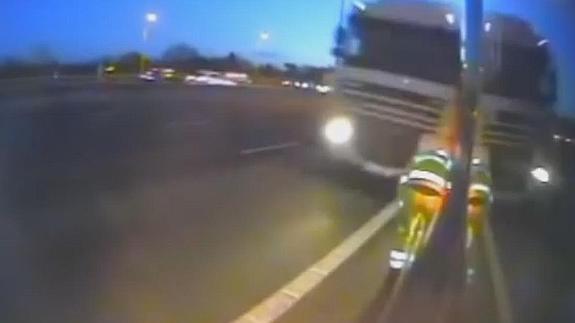 Salva la vida por centímetros al revisar su camión en plena autopista