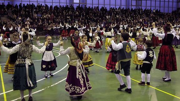 Laguna reúne a 280 niños en el XXIV Encuentro Infantil de Danzas Regionales
