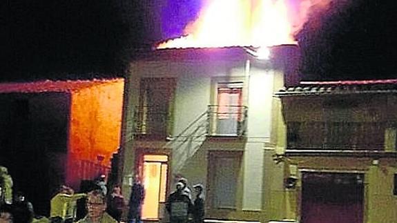 Imagen de las llamas sobre la vivienda, en Mieza. SALAMANCARTV