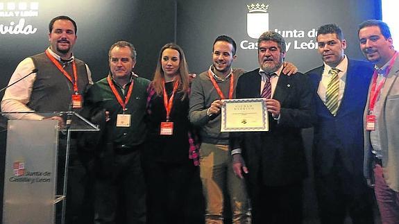 El alcalde junto a otros concejales y representantes de la asociación de los Pueblos más Bonitos de España, ayer en Madrid. WORD