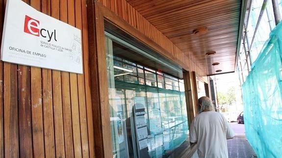 Un hombre se dirige a la una oficina del Servicio de Empleo de Castilla y León (Ecyl), en Segovia. / A. TANARRO 