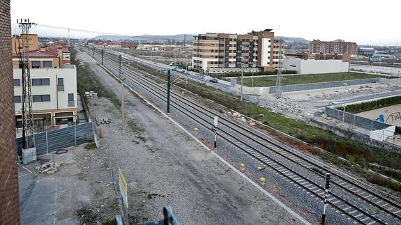 Las vías entre la calle Andrómeda y la plaza del aviador Gómez Barco, en Pilarica.